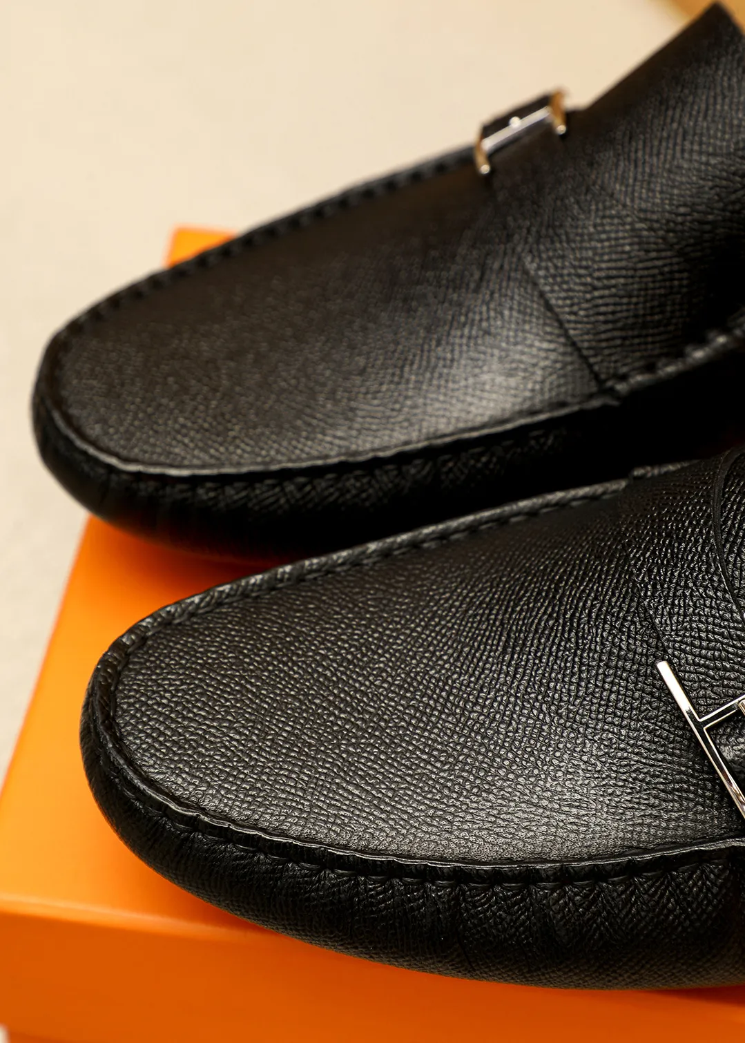 Men's shoes 💰380 💐 Product trademark: HERMES "Hermès" Doudou shoes Regular size: 38-44 (45.46.47🉑️Customized) Product materials: Selected imported first-layer cross-grain cowhide leather upper + luxury hardware buckle, imported pig leather lining. Strong three-dimensional visual effect, original outsole color: 1⃣️color optional